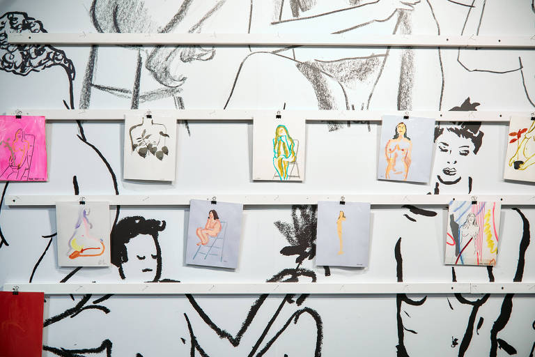 Vista da exposição 'Get Nude, Get Drawn' na The Other Art Fair Brooklyn, onde artistas fazem esboços de modelos nus ao vivo