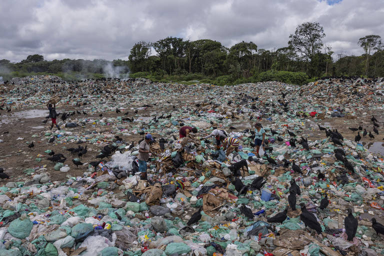 Moradores de Breves procuram por material reciclável no lixão da cidade, localizada na Ilha do Marajó, no Pará
