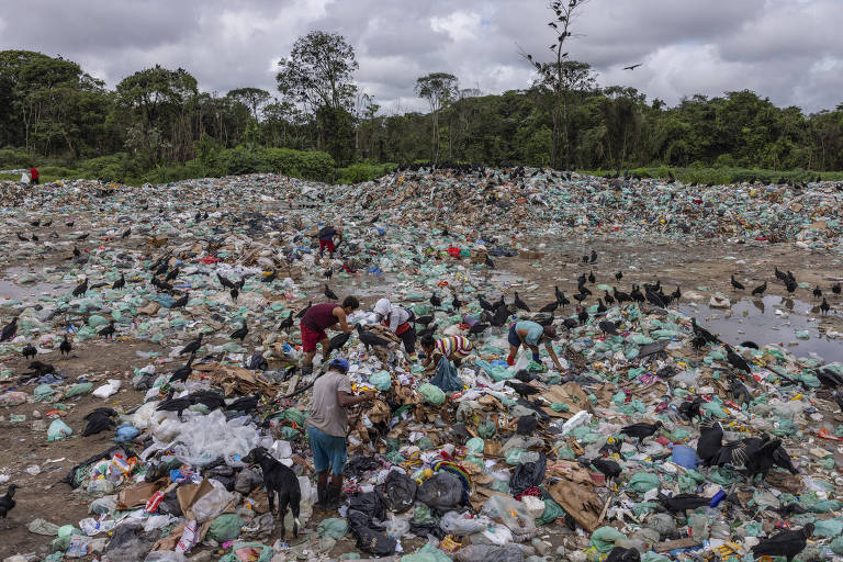 Catadora de materiais recicláveis em meio a pilhas de resíduos enviados ao Lixão de Breves, na Ilha do Marajó, no Pará