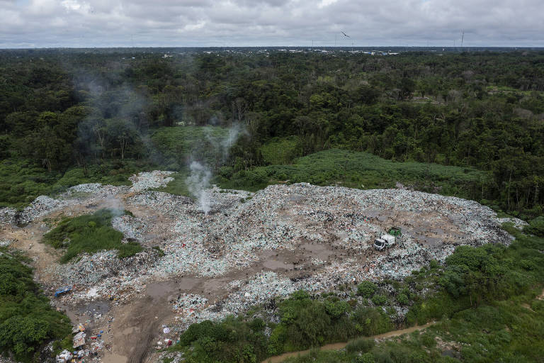 Caminhão da prefeitura de Breves descarrega resíduos sólidos no lixão da cidade, localizada na Ilha do Marajó, no Pará, no bioma da floresta amazônica