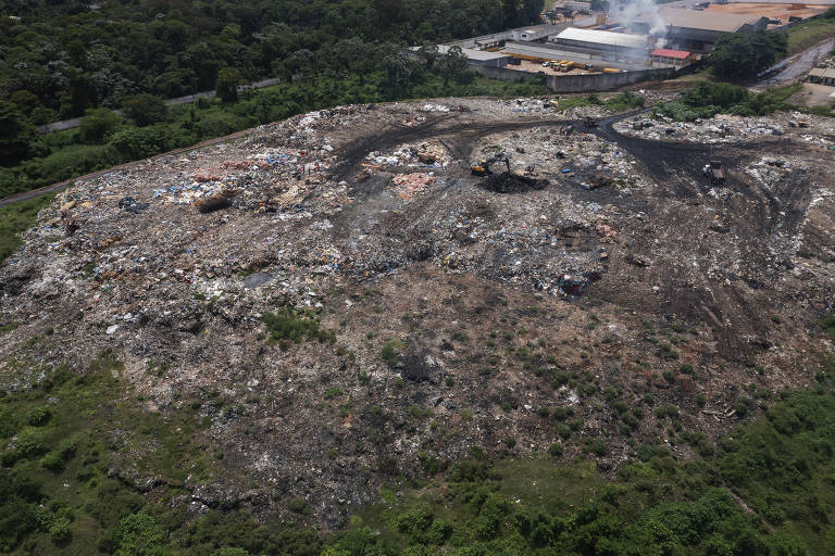Lixão do Aura, em Ananindeua, na região metropolitana de Belém do Pará, está cercado por áreas verdes
