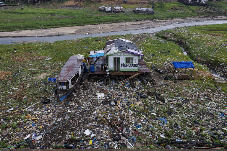 Casas flutuantes encalhadas proximo ao Porto de Manaus. O rio Negro atingiu hoje o menor nível da historia e revelou seu fundo cheio de lixo plástico
