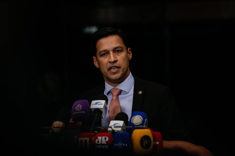 4.jun.24 - Relator tira 'taxa das blusinhas' do projeto no Senado, que adia mais uma vez votação; Lira ameaça não votar o texto novamente na Câmara; na foto, o relator Rodrigo Cunha