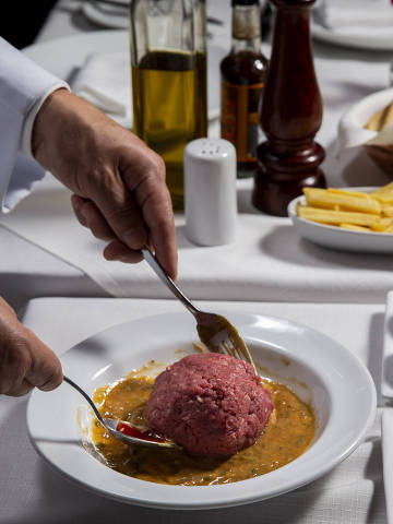 SÃO PAULO, SP, 28.02.2023 - Steak tartare do restaurante La Casserole, preparado num carrinho ao lado da mesa do cliente. (Foto: Adriano Vizoni/Folhapress)