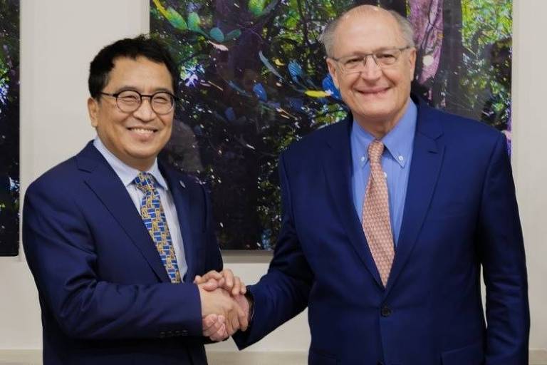 O presidente e CEO da Sinovac, Yin Weidong, com o vice-presidente brasileiro, Geraldo Alckmin, em Pequim, em 4 de junho de 2024