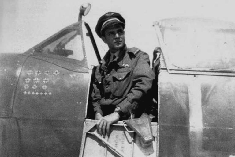 O franco-brasileiro Pierre Clostermann a bordo de uma aeronave Spitfire