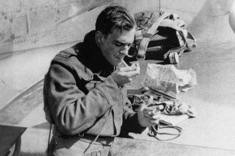 Pierre Clostermann, ao retornar de uma missão, em março de 1945

