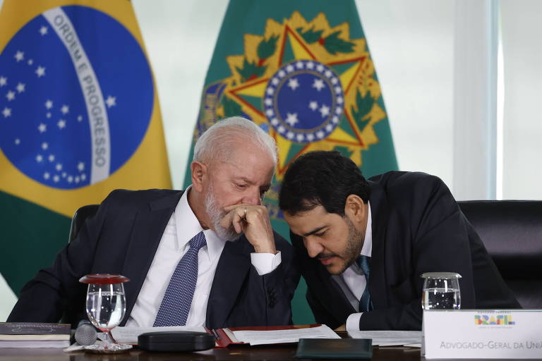 Presidente Lula ao lado do advogado-geral da União, Jorge Messias, no palácio do Planalto