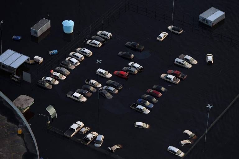 Carros estacionados no aeroporto Salgado Filho, que ainda estava alagado, em foto de 20 de maio de 2024