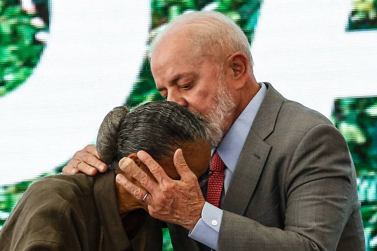 Lula abraça a ministra do Meio Ambiente, Marina Silva