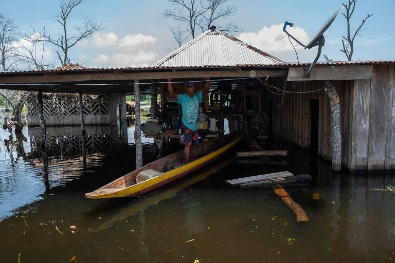 Morador em sua casa inundada em La Mojana, Colômbia