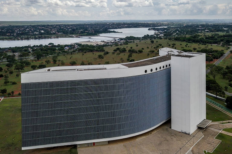 A Justiça Eleitoral organiza as eleições e julga possíveis irregularidades; é formada pelos juízes eleitorais, pelos 27 TREs (Tribunais Regionais Eleitorais), um para cada estado e o Distrito Federal, e pelo seu órgão máximo, o TSE (Tribunal Superior Eleitoral)