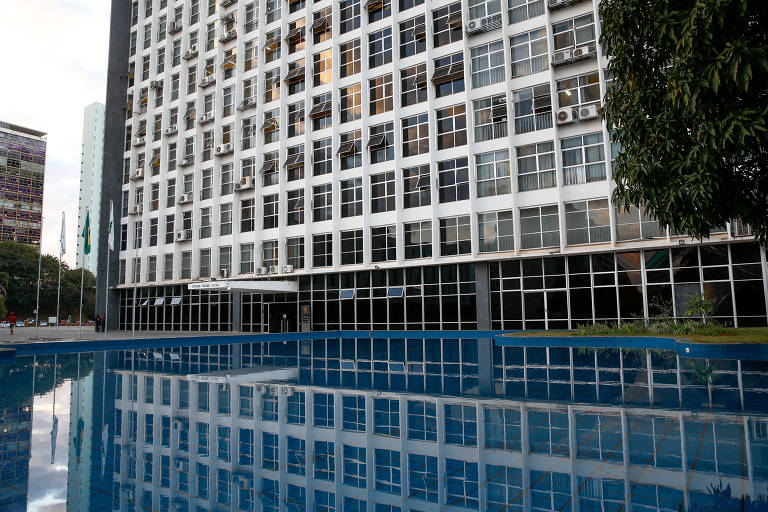 A Justiça Militar julga os integrantes das Forças Armadas; é composta pelas Auditorias Militares e  no escalão superior, encontra-se o STM (Superior Tribunal Militar)