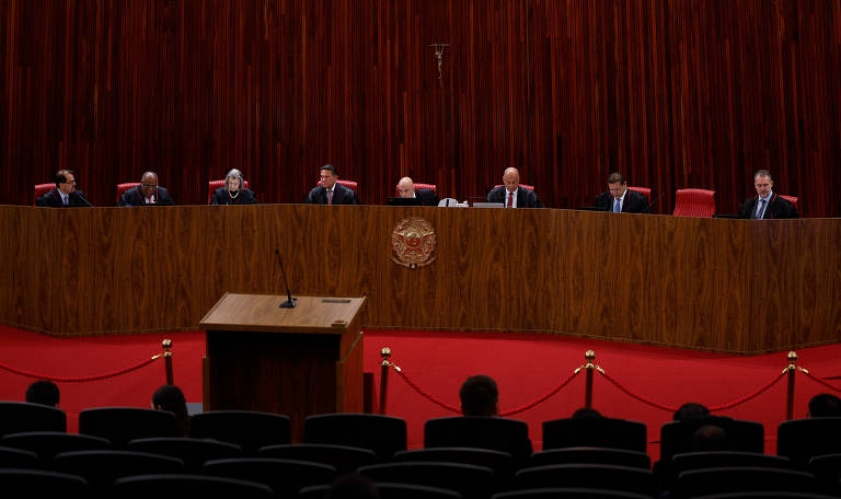 O Poder Judiciário é dividido em dois segmentos, a Justiça Especial e a Comum; a primeira trata de casos específicos em três ramos: do trabalho, eleitoral e militar; na foto, plenário do TSE (Tribunal Superior Eleitoral)