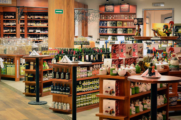 estantes e prateleiras marrons com produtos diversos, como garrafas e bules