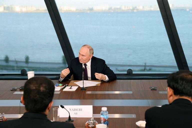 O presidente da Rússia, Vladimir Putin, durante entrevista a jornalistas estrangeiros em São Petersburgo