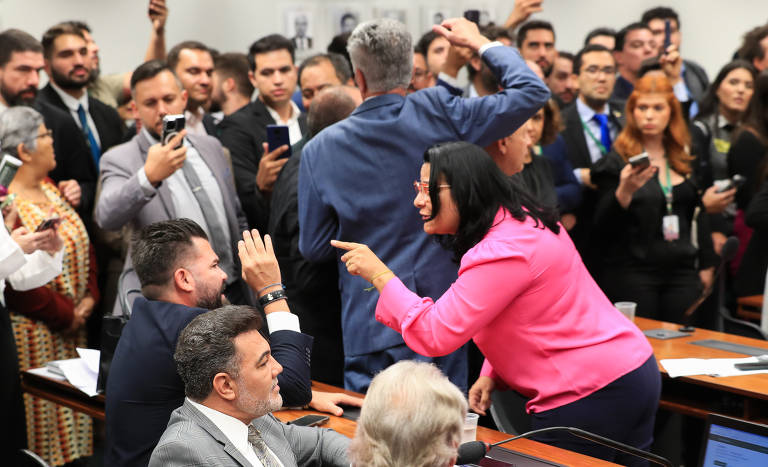 Toda a sessão foi marcada por tumultos