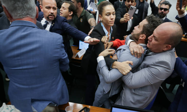 Deputados envolvidos no tumulto tiveram que ser separados para evitar agressões