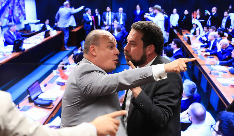 Os deputados Cabo Gilberto (PL-PB) e Guilherme Boulos (PSOL-SP) discutem duante sessão do Conselho de Ética da Câmara que arquivou processo sobre suspeita de "rachadinha" contra André Janones (Avante-MG)