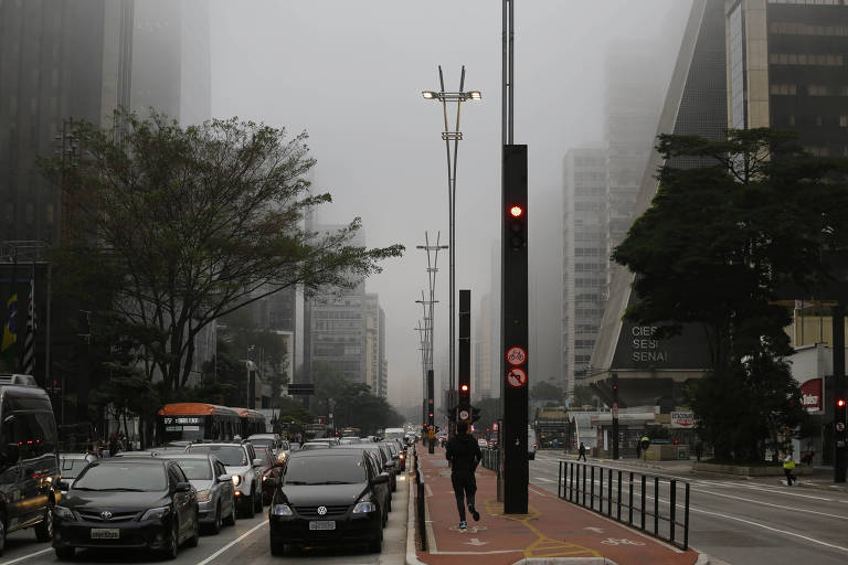 Névoa úmida encobre prédios da avenida Paulista, em São Paulo