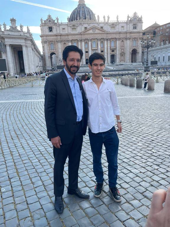 Ricardo Nunes e Tomás Covas durante viagem ao Vaticano em maio de 2024