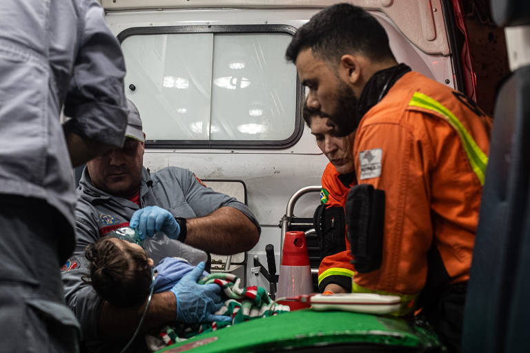 Equipes médicas atendem uma criança que sofreu intoxicação no incêndio em prédio da avenida São João, na região central de São Paulo
