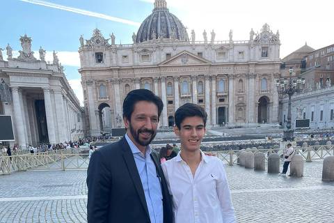 Ricardo Nunes e Tomás Covas durante viagem ao Vaticano em maio de 2024