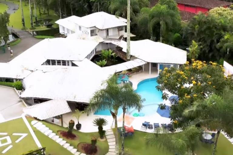 Vista da piscina da mansão de Virginia Fonseca