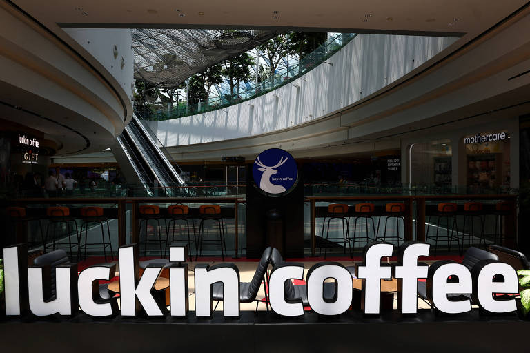 Cafeteria chinesa que comprará R$ 2 bi em grãos do Brasil bateu Starbucks com digitalização de lojas