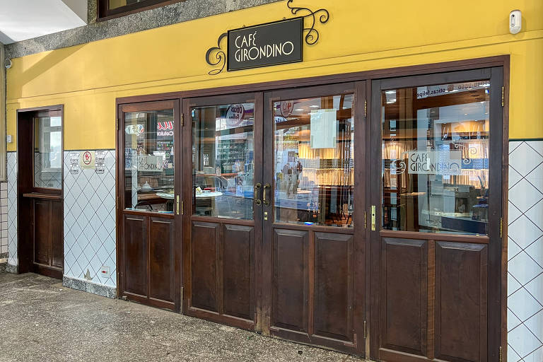 Uma das entradas do Café Girondino, acessível pela galeria.