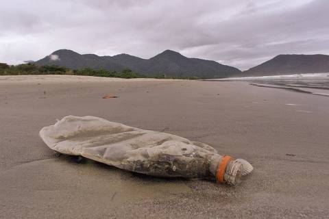 ORG XMIT: 422001_1.tif Garrafa plástica abandonada na praia de Ubatumirim, em Picinguaba, Ubatuba, litoral norte de São Paulo. (Ubatuba-SP, 18.12.2003. Foto de Marlene Bergamo/Folhapress)