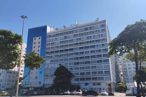RIO DE JANEIRO , RJ , Edifício Chopin, na avenida Atlântica, em Copacabana, é vizinho do hotel Copacabana Palace. As janelas do prédio têm vista para o mar e para a piscina do hotel. Crédito Yuri Eiras / Folhapress