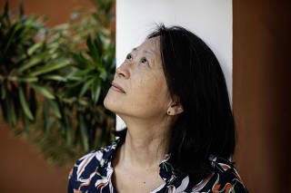 Alzheimer precoce: retrato de Lina Nonaka,53,  no quintal  sua casa, em Itu. Nina foi diagnosticada com Alzheimer jovem e faz tratamento para retardar sintomas da doenca
