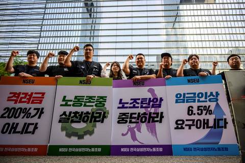 Samsung Electronics' union members hold placards during a rally outside the company building in Seoul on June 7, 2024, as workers at the tech giant staged the first ever strike, the head of a major union representing tens of thousands of people told AFP. (Photo by ANTHONY WALLACE / AFP)