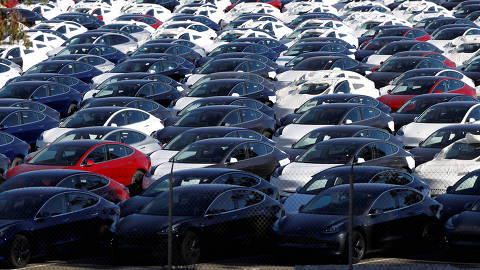 FILE PHOTO: A parking lot of predominantly new Tesla Model 3 electric vehicles is seen in Richmond, California, U.S. June 22, 2018. Picture taken June 22, 2018. REUTERS/Stephen Lam/File Photo ORG XMIT: FW1