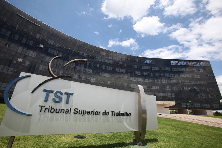 A Justiça do Trabalho trata de processos relacionados a conflitos trabalhistas e julga casos, por exemplo, de greves e sindicatos; é formada pelos juízes do trabalho, pelos 24 TRTs (Tribunais Regionais do Trabalho), e por seu órgão máximo, o TST (Tribunal Superior do Trabalho)