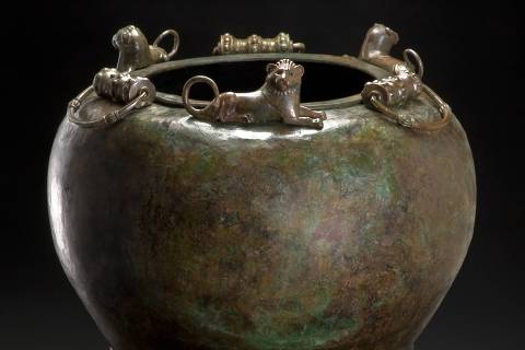 Bronze cauldron with lion decorations with a capacity of about 500 litres Hochdorf.
