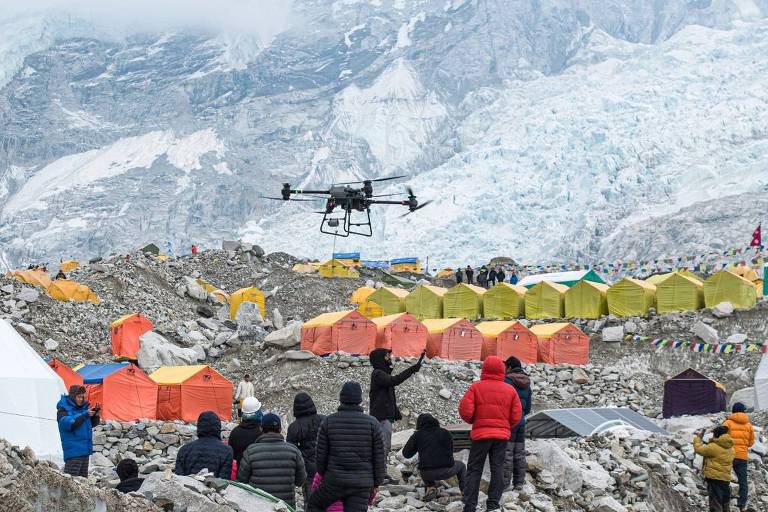 O drone transportou três cilindros de oxigênio e outros materiais para alpinistas no Monte Everest