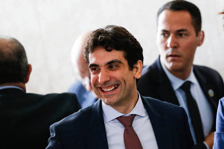 Ao centro, o diretor de Política Monetária do Banco Central, Gabriel Galípolo, aparece sorrindo  