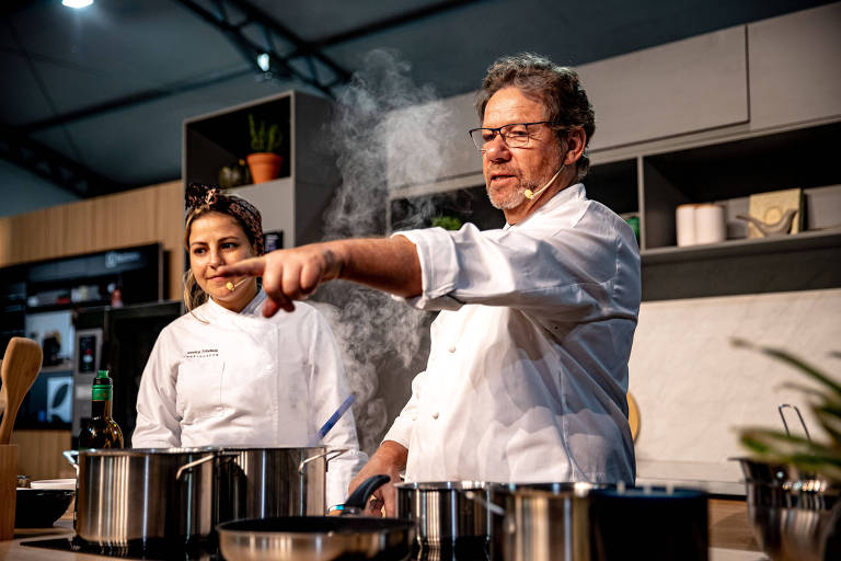 Chef Claude Troisgros ensinando receira de penne com camarão e pistache durante o Taste São Paulo Festival