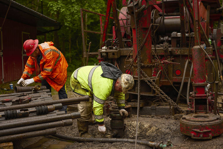 Trabalhadores se preparam para despejar concreto em poço de petróleo abandonado
