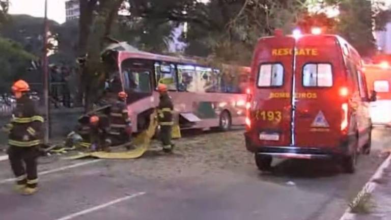 Ônibus da viação Transunião bateu em uma árvore no número 100 da rua Bom Pastor, no Ipiranga, zona sul de São Paulo, deixando 18 feridos; o motorista ficou preso nas ferragens e foi socorrido pelo Corpo de Bombeiros