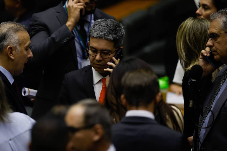 Os articuladores políticos do governo são frequentes alvos de críticas por parte de congressistas, segundo quem eles não têm autonomia suficiente para cumprir acordos e frequentemente batem cabeça entre si