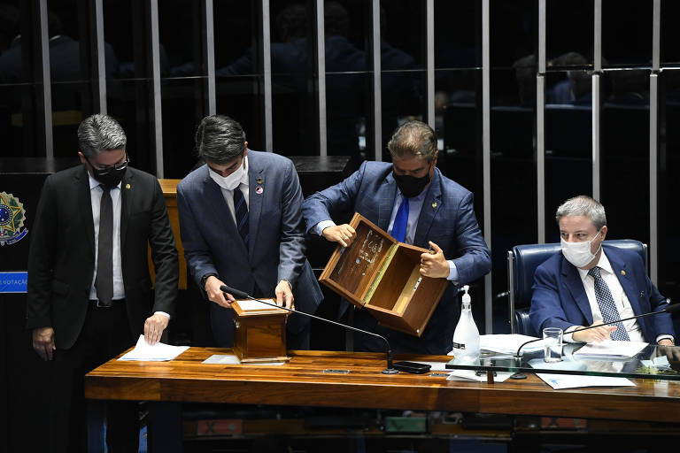 A cada dois anos, os 513 deputados e 81 senadores escolhem, em votação secreta, o presidente de cada Casa, que tem mandato de 2 anos. Além do presidente, outros seis parlamentares compõem as respectivas mesas diretoras, por igual período