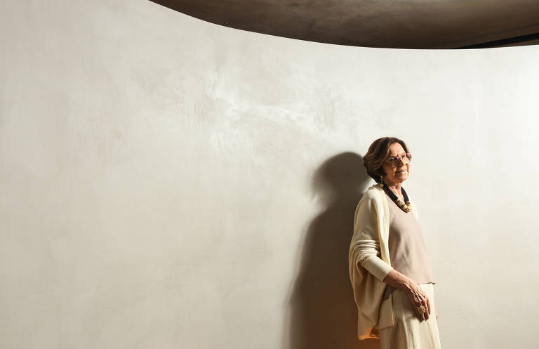 "Ela queria que eu me vestisse super bem. Comprava um monte de roupa e eu não gostava, não queria", relembra, aos risos. "Eu ficava brava. Na época, fazia Ciências Sociais, andava com calça jeans, lia todo 'O Capital' [de Marx]"