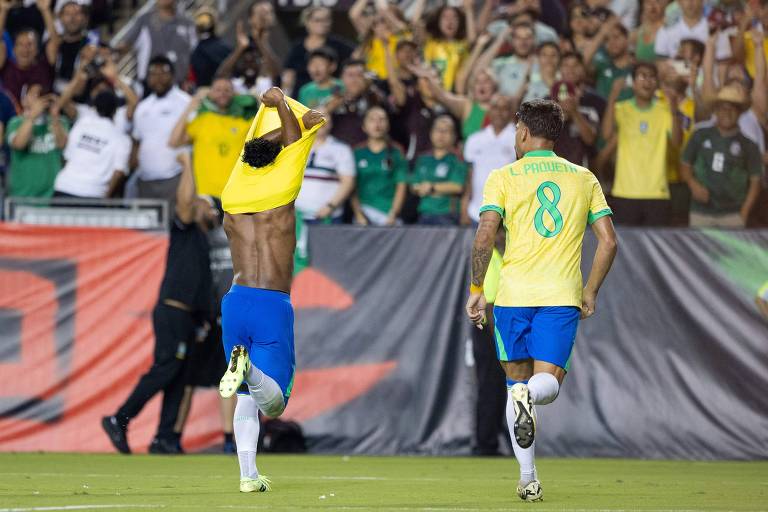 Endrick tira camisa para comemorar seu gol pela seleção brasileira contra o México