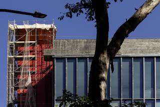 Pintura do MASP: Vista do predio do MASP na av Paulista onde  uma das colunas comecou a ser repintada em vermelho