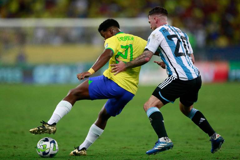 Marcado por Mac Allister, Endrick, com o número 21 nas costas da camisa amarela, protege a bola em Brasil versus Argentina, no Maracanã, pelas Eliminatórias da Copa do Mundo de 2026