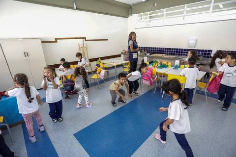Crianças brincam na recreação da EMEI Abilio dos Santos Diniz, na zona sul de São Paulo 