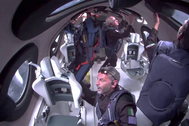 Passageiros experimentam a ausência de gravidade em aeronave da Virgin Galactic, flutuando livremente entre os assentos enquanto um deles observa pela janela
